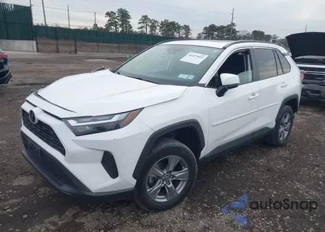 2022 Toyota Rav4 Xle z USA, uszkodzony, nr VIN 2T3P1RFV3NW256249